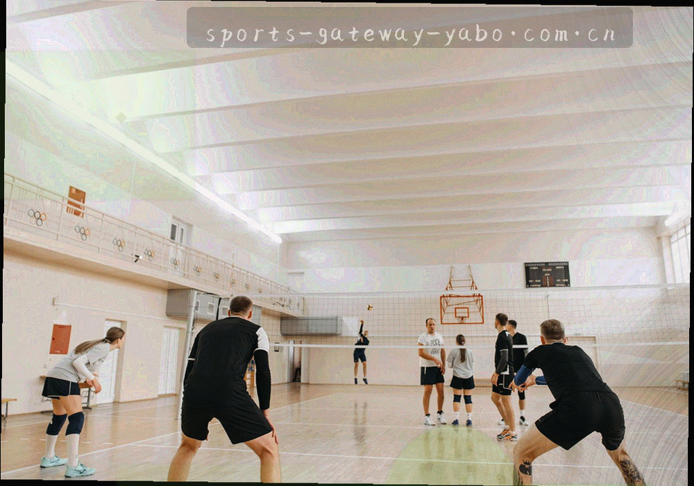 平板、笔记本与手机依次摆放，屏幕显示同一场比赛的不同视图