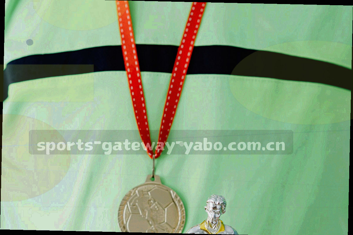 墙面大屏上排列着赛程与数据图表的监控画面