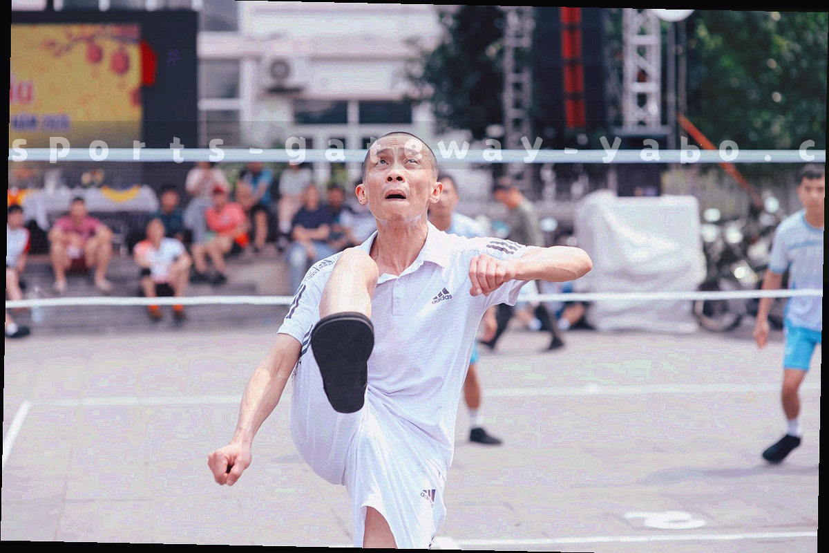 赛前空场的球门与看台，球场灯光刚刚亮起